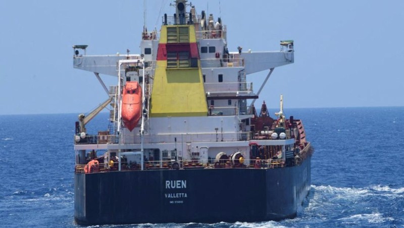 Perompak yang ditahan oleh angkatan laut India selama operasi penyelamatan kapal MV Ruen yang dibajak duduk di dek dalam gambar selebaran yang dirilis pada 16 Maret 2024. (Spokespersonnavy via X/Handout via REUTERS)