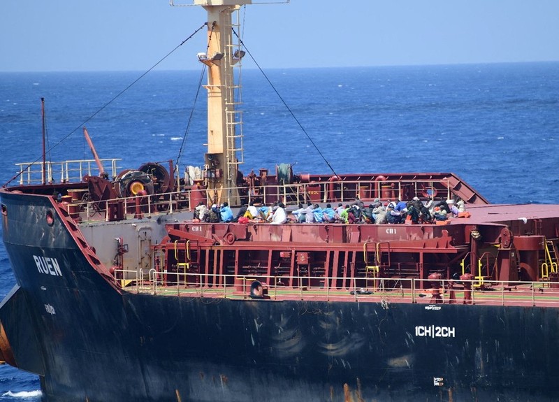 Perompak yang ditahan oleh angkatan laut India selama operasi penyelamatan kapal MV Ruen yang dibajak duduk di dek dalam gambar selebaran yang dirilis pada 16 Maret 2024. (Spokespersonnavy via X/Handout via REUTERS)