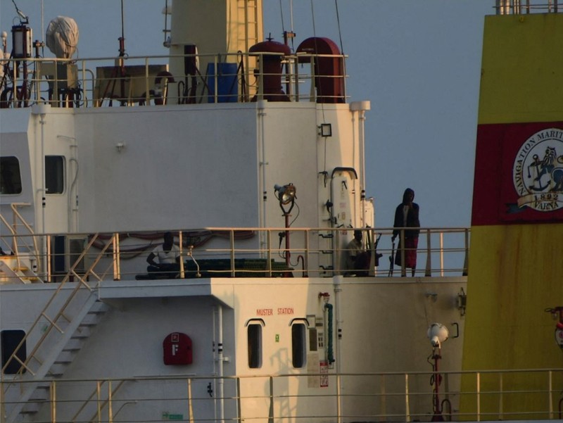 Perompak yang ditahan oleh angkatan laut India selama operasi penyelamatan kapal MV Ruen yang dibajak duduk di dek dalam gambar selebaran yang dirilis pada 16 Maret 2024. Perompak yang ditahan oleh angkatan laut India selama operasi penyelamatan kapal MV Ruen yang dibajak duduk di dek dalam gambar selebaran yang dirilis pada 16 Maret 2024. (Spokespersonnavy via X/Handout via REUTERS)