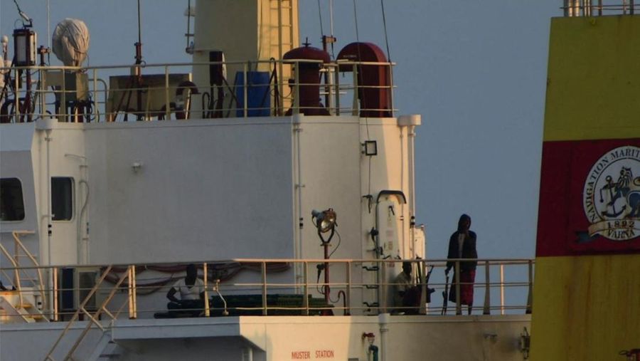 Perompak yang ditahan oleh angkatan laut India selama operasi penyelamatan kapal MV Ruen yang dibajak duduk di dek dalam gambar selebaran yang dirilis pada 16 Maret 2024. (Spokespersonnavy via X/Handout via REUTERS)