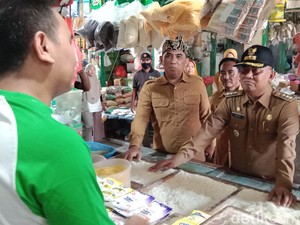 Pj Bupati Probolinggo Sidak Gudang Bulog dan Pasar, Begini Hasilnya
