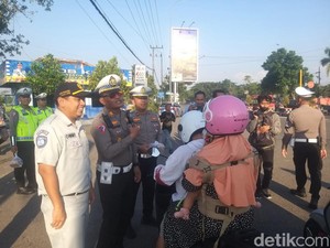 Polisi Ngawi Sosialisasi Mudik Sambil Bagikan Takjil di Pertigaan Banyakan