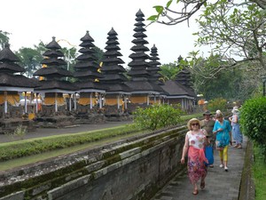 Luhut Was-was Bali Merana Seperti Barcelona, Sandiaga Bilang Apa?