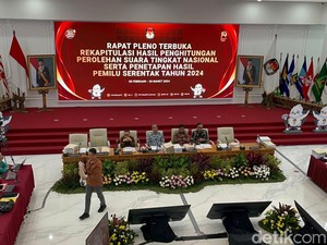 Teriakan Uhuy Peserta Rekapitulasi Kala Suara Komeng Disahkan KPU