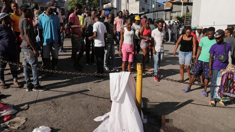 Sejumlah jenazah bergeletakan pada pagi hari bersama dengan orang lain, di tengah meningkatnya kekerasan geng, di Port-au-Prince, Haiti 18 Maret 2024. (REUTERS/Ralph Tedy Erol)
