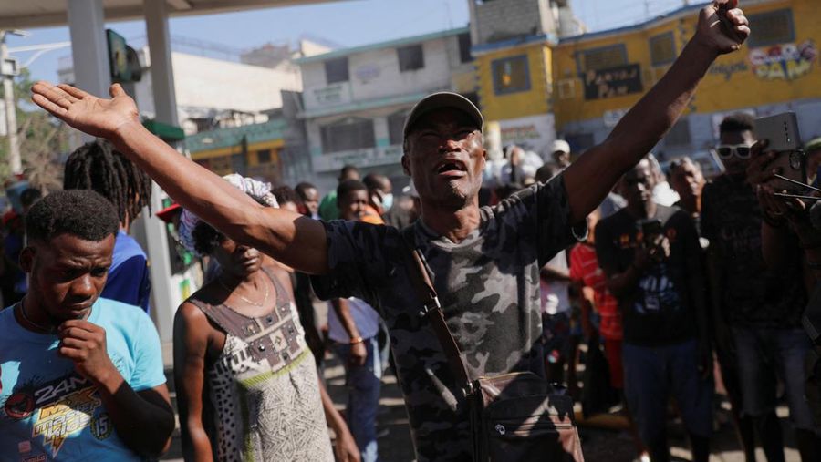 Sejumlah jenazah bergeletakan pada pagi hari bersama dengan orang lain, di tengah meningkatnya kekerasan geng, di Port-au-Prince, Haiti 18 Maret 2024. (REUTERS/Ralph Tedy Erol)