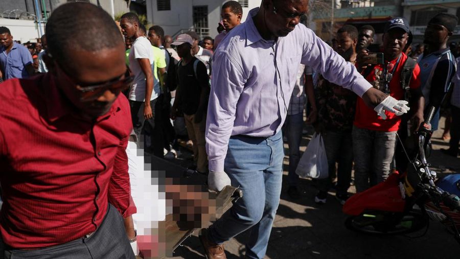 Sejumlah jenazah bergeletakan pada pagi hari bersama dengan orang lain, di tengah meningkatnya kekerasan geng, di Port-au-Prince, Haiti 18 Maret 2024. (REUTERS/Ralph Tedy Erol)