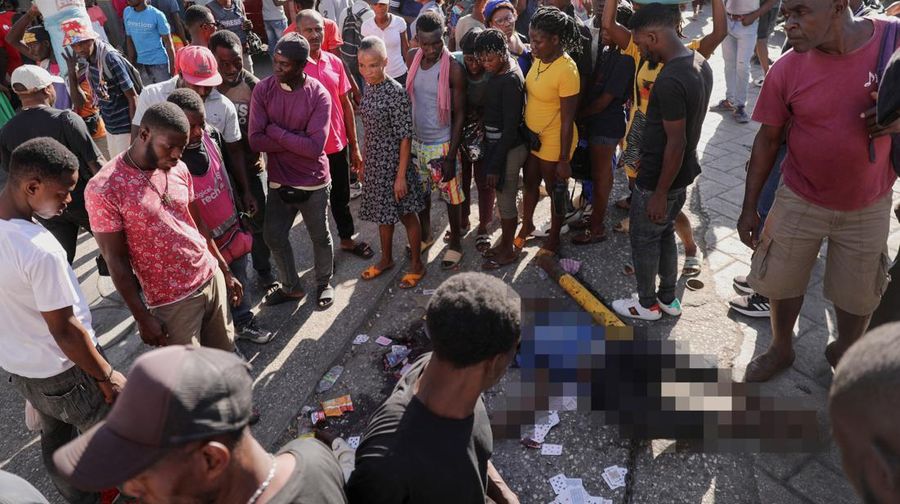 Sejumlah jenazah bergeletakan pada pagi hari bersama dengan orang lain, di tengah meningkatnya kekerasan geng, di Port-au-Prince, Haiti 18 Maret 2024. (REUTERS/Ralph Tedy Erol)