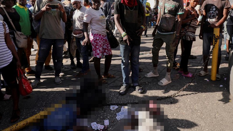Sejumlah jenazah bergeletakan pada pagi hari bersama dengan orang lain, di tengah meningkatnya kekerasan geng, di Port-au-Prince, Haiti 18 Maret 2024. (REUTERS/Ralph Tedy Erol)