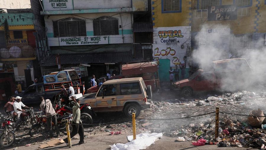 Sejumlah jenazah bergeletakan pada pagi hari bersama dengan orang lain, di tengah meningkatnya kekerasan geng, di Port-au-Prince, Haiti 18 Maret 2024. (REUTERS/Ralph Tedy Erol)