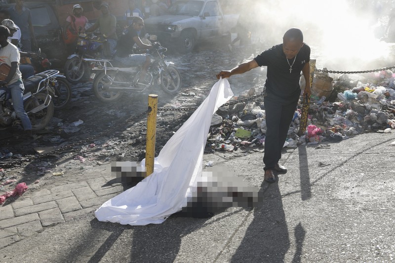 Sejumlah jenazah bergeletakan pada pagi hari bersama dengan orang lain, di tengah meningkatnya kekerasan geng, di Port-au-Prince, Haiti 18 Maret 2024. Sejumlah jenazah bergeletakan pada pagi hari bersama dengan orang lain, di tengah meningkatnya kekerasan geng, di Port-au-Prince, Haiti 18 Maret 2024. (REUTERS/Ralph Tedy Erol)