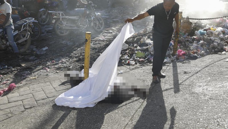 Sejumlah jenazah bergeletakan pada pagi hari bersama dengan orang lain, di tengah meningkatnya kekerasan geng, di Port-au-Prince, Haiti 18 Maret 2024. (REUTERS/Ralph Tedy Erol)