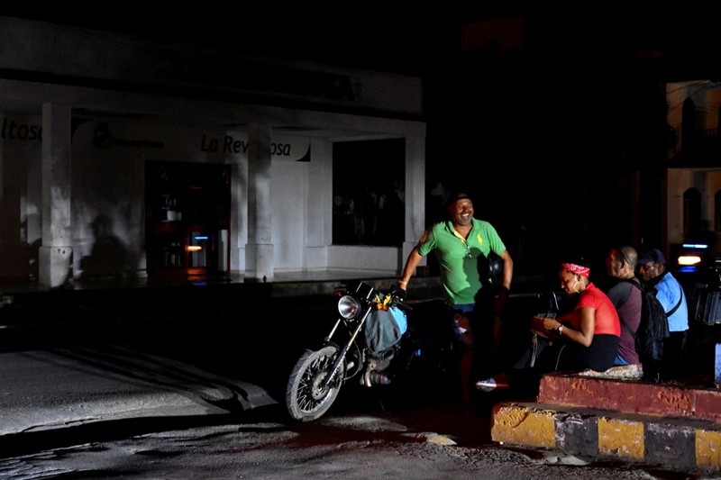 Suasana saat pemadaman listrik terjadwal di Bauta, Kuba, Senin (18/3/2024). (AP Photo/Ramon Espinosa)