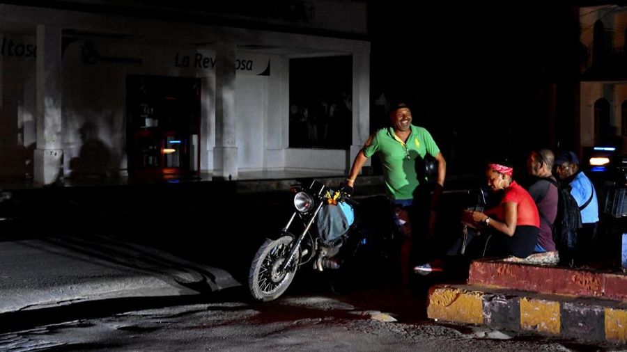 Suasana saat pemadaman listrik terjadwal di Bauta, Kuba, Senin (18/3/2024). (AP Photo/Ramon Espinosa)