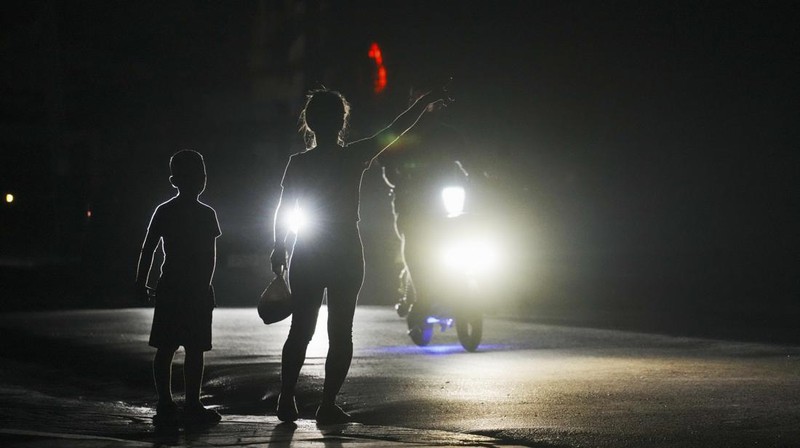Suasana saat pemadaman listrik terjadwal di Bauta, Kuba, Senin (18/3/2024). (AP Photo/Ramon Espinosa)
