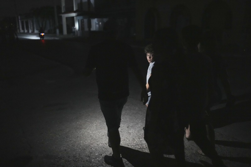 Suasana saat pemadaman listrik terjadwal di Bauta, Kuba, Senin (18/3/2024). (AP Photo/Ramon Espinosa)