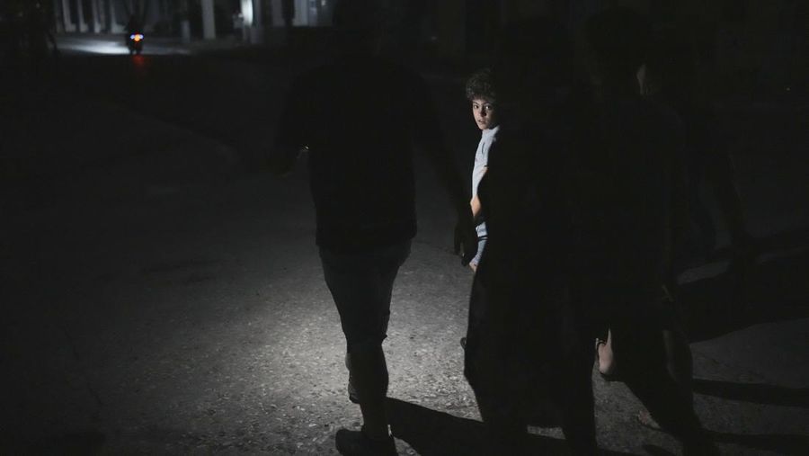 Suasana saat pemadaman listrik terjadwal di Bauta, Kuba, Senin (18/3/2024). (AP Photo/Ramon Espinosa)