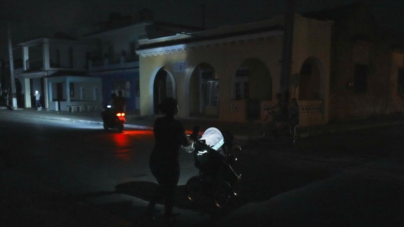 Suasana saat pemadaman listrik terjadwal di Bauta, Kuba, Senin (18/3/2024). (AP Photo/Ramon Espinosa)