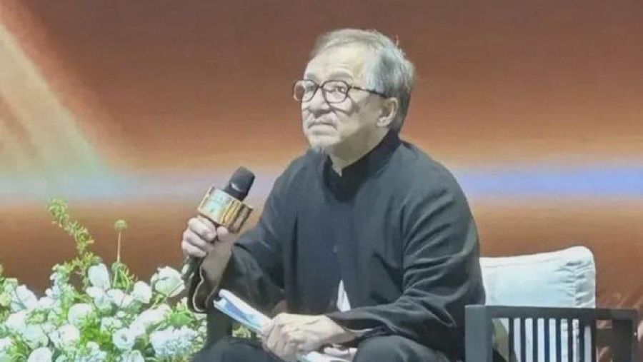 Aktor Jackie Chan nampak semakin tua dengan rambut memutih dan kulitnya yang sudah keriput. (Sosial Media X @ayeejuju)