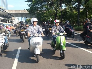 Jelang Pengumuman KPU, Anies-Cak Imin Naik Vespa Berburu Takjil ke Benhil