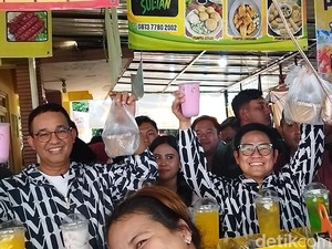 Momen Anies-Imin Ngabuburit Naik Vespa Sambil War Takjil di Benhil