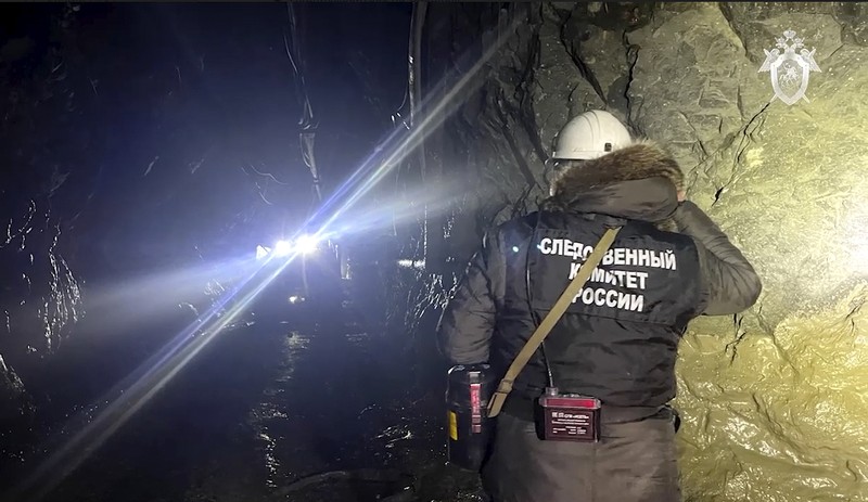 Dalam foto selebaran yang diambil dari video yang dirilis layanan pers Kementerian Situasi Darurat Rusia pada Selasa, 19 Maret 2024, pegawai Situasi Darurat Rusia berjalan dari tambang emas yang runtuh di distrik Zeysk, wilayah Amur, Rusia timur. Dalam foto selebaran yang diambil dari video yang dirilis layanan pers Kementerian Situasi Darurat Rusia pada Selasa, 19 Maret 2024, pegawai Situasi Darurat Rusia berjalan dari tambang emas yang runtuh di distrik Zeysk, wilayah Amur, Rusia timur. Setidaknya 13 penambang terjebak di tambang emas yang runtuh di timur jauh Rusia, kata pejabat regional pada Selasa. (Russia Emergency Situations Ministry press service via AP)