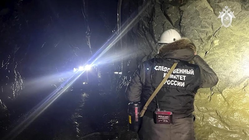 Dalam foto selebaran yang diambil dari video yang dirilis layanan pers Kementerian Situasi Darurat Rusia pada Selasa, 19 Maret 2024, pegawai Situasi Darurat Rusia berjalan dari tambang emas yang runtuh di distrik Zeysk, wilayah Amur, Rusia timur. Setidaknya 13 penambang terjebak di tambang emas yang runtuh di timur jauh Rusia, kata pejabat regional pada Selasa. (Russia Emergency Situations Ministry press service via AP)