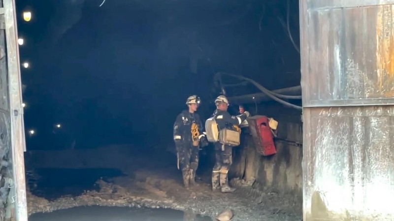 Dalam foto selebaran yang diambil dari video yang dirilis layanan pers Kementerian Situasi Darurat Rusia pada Selasa, 19 Maret 2024, pegawai Situasi Darurat Rusia berjalan dari tambang emas yang runtuh di distrik Zeysk, wilayah Amur, Rusia timur. Setidaknya 13 penambang terjebak di tambang emas yang runtuh di timur jauh Rusia, kata pejabat regional pada Selasa. (Russia Emergency Situations Ministry press service via AP)