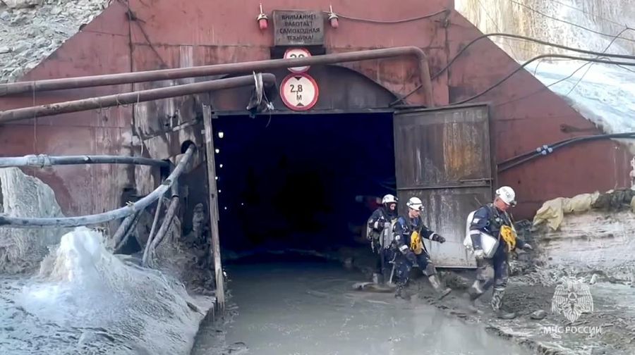 Dalam foto selebaran yang diambil dari video yang dirilis layanan pers Kementerian Situasi Darurat Rusia pada Selasa, 19 Maret 2024, pegawai Situasi Darurat Rusia berjalan dari tambang emas yang runtuh di distrik Zeysk, wilayah Amur, Rusia timur. Setidaknya 13 penambang terjebak di tambang emas yang runtuh di timur jauh Rusia, kata pejabat regional pada Selasa. (Russia Emergency Situations Ministry press service via AP)