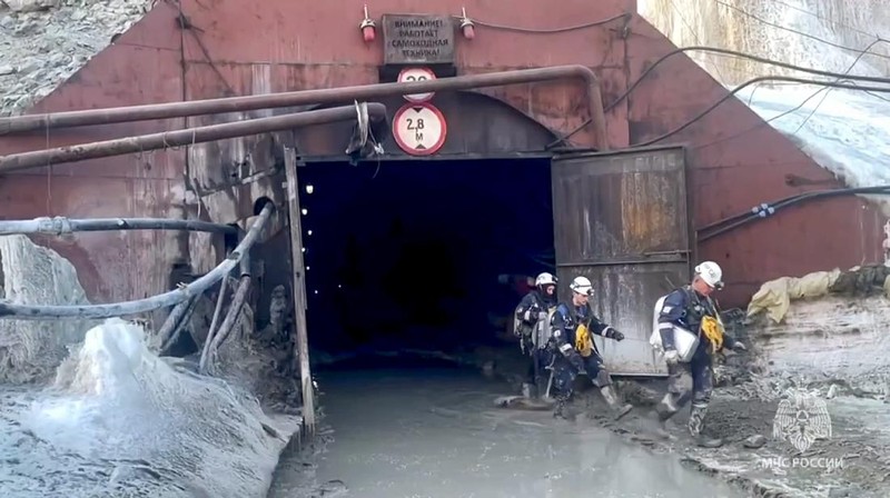 Dalam foto selebaran yang diambil dari video yang dirilis layanan pers Kementerian Situasi Darurat Rusia pada Selasa, 19 Maret 2024, pegawai Situasi Darurat Rusia berjalan dari tambang emas yang runtuh di distrik Zeysk, wilayah Amur, Rusia timur. Setidaknya 13 penambang terjebak di tambang emas yang runtuh di timur jauh Rusia, kata pejabat regional pada Selasa. (Russia Emergency Situations Ministry press service via AP)
