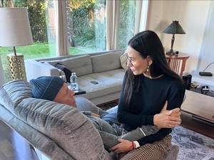 Cerita Demi Moore Rutin Kunjungi Bruce Willis yang Demensia Meski Sudah Cerai