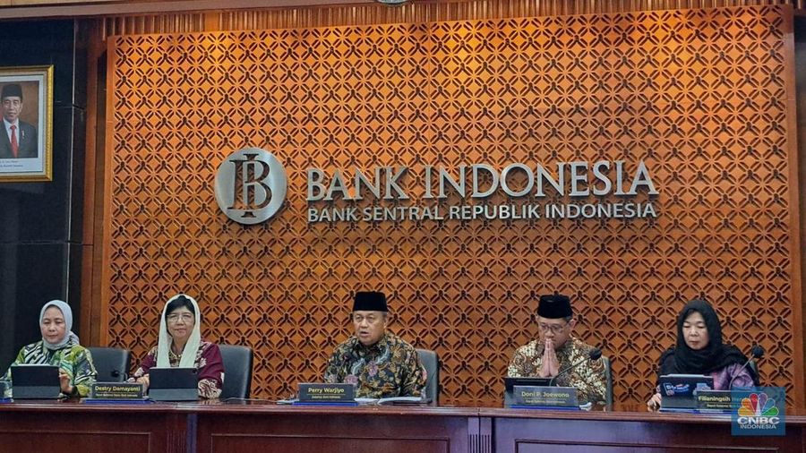 Gubernur Bank Indonesia, Perry Warjiyo saat mengumumkan hasil rapat Dewan Gubernur bulan Maret 2024. (CNBC Indonesia/Hadijah Alaydrus)