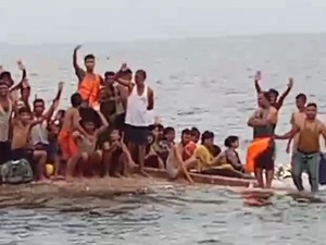 Tim SAR Perluas Area Pencarian Puluhan Rohingya Terjebak di Kapal Terbalik