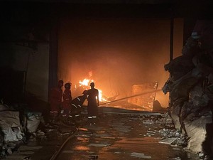 Pabrik Pengolahan Limbah Plastik di Batam Terbakar