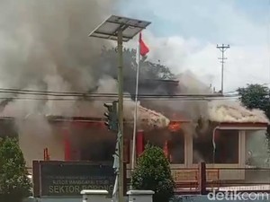 2 Senjata Laras Panjang Hangus dalam Kebakaran Polsek Borong