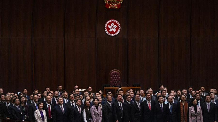 Kepala Eksekutif Hong Kong John Lee, kelima di kiri depan, berfoto bersama anggota parlemen menyusul disahkannya undang-undang Pasal 23 Undang-Undang Dasar di Dewan Legislatif di Hong Kong, Selasa, 19 Maret 2024. (AP Photo/Louise Delmotte)
