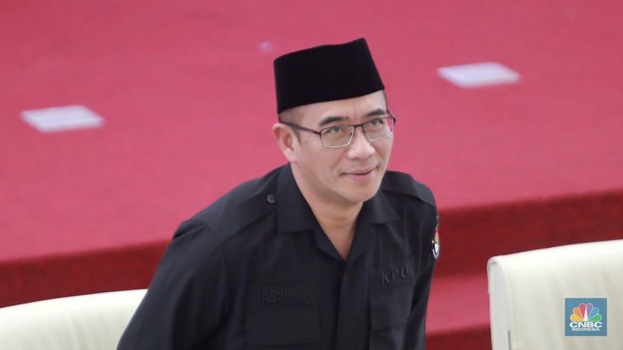 Ketua KPU RI, Hasyim Asy'ari membacakan berita acara saat rapat pleno terbuka penetapan hasil Pemilu 2024 tingkat nasional di Kantor KPU RI, Jakarta, Rabu (20/3/2024). (CNBC Indonesia/Muhammad Sabki)