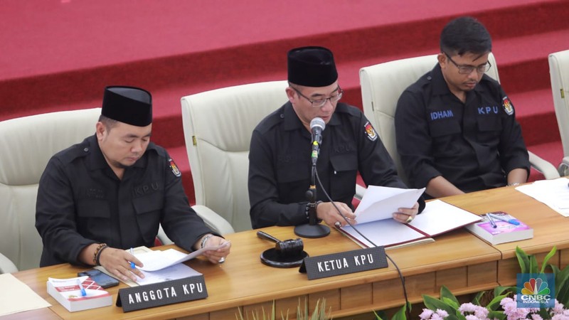 Ketua KPU RI, Hasyim Asy'ari membacakan berita acara saat rapat pleno terbuka penetapan hasil Pemilu 2024 tingkat nasional di Kantor KPU RI, Jakarta, Rabu (20/3/2024). (CNBC Indonesia/Muhammad Sabki)