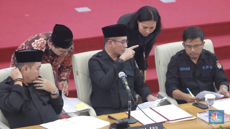 Ketua KPU RI, Hasyim Asy'ari membacakan berita acara saat rapat pleno terbuka penetapan hasil Pemilu 2024 tingkat nasional di Kantor KPU RI, Jakarta, Rabu (20/3/2024). (CNBC Indonesia/Muhammad Sabki)