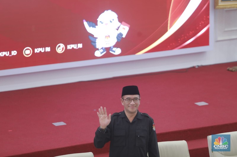 Ketua KPU RI, Hasyim Asy'ari membacakan berita acara saat rapat pleno terbuka penetapan hasil Pemilu 2024 tingkat nasional di Kantor KPU RI, Jakarta, Rabu (20/3/2024). (CNBC Indonesia/Muhammad Sabki) Ketua KPU RI, Hasyim Asy'ari membacakan berita acara saat rapat pleno terbuka penetapan hasil Pemilu 2024 tingkat nasional di Kantor KPU RI, Jakarta, Rabu (20/3/2024). (CNBC Indonesia/Muhammad Sabki)