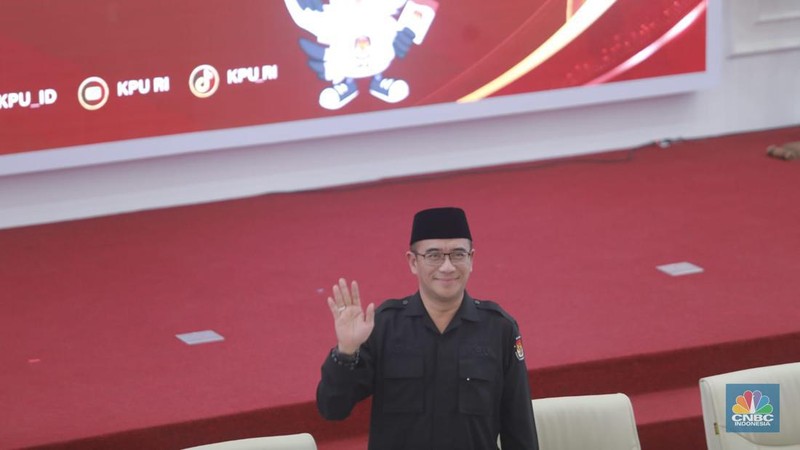 Ketua KPU RI, Hasyim Asy'ari membacakan berita acara saat rapat pleno terbuka penetapan hasil Pemilu 2024 tingkat nasional di Kantor KPU RI, Jakarta, Rabu (20/3/2024). (CNBC Indonesia/Muhammad Sabki)
