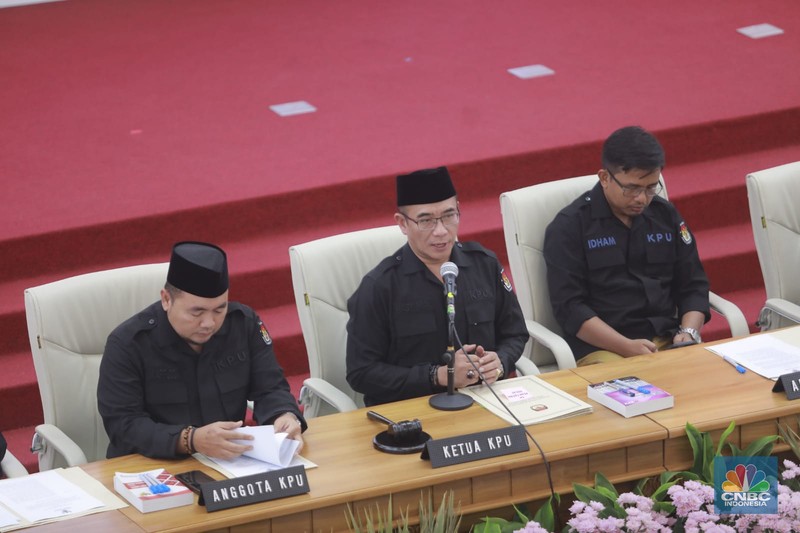 Ketua KPU RI, Hasyim Asy'ari membacakan berita acara saat rapat pleno terbuka penetapan hasil Pemilu 2024 tingkat nasional di Kantor KPU RI, Jakarta, Rabu (20/3/2024). (CNBC Indonesia/Muhammad Sabki) Ketua KPU RI, Hasyim Asy'ari membacakan berita acara saat rapat pleno terbuka penetapan hasil Pemilu 2024 tingkat nasional di Kantor KPU RI, Jakarta, Rabu (20/3/2024). (CNBC Indonesia/Muhammad Sabki)