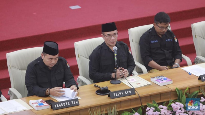 Ketua KPU RI, Hasyim Asy'ari membacakan berita acara saat rapat pleno terbuka penetapan hasil Pemilu 2024 tingkat nasional di Kantor KPU RI, Jakarta, Rabu (20/3/2024). (CNBC Indonesia/Muhammad Sabki)
