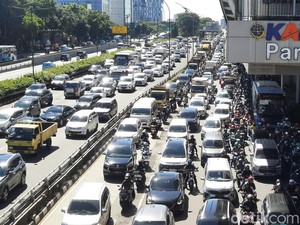 Cerita Warga Pilih Naik LRT Hindari Stres Hadapi Macet di Jalan Gatsu