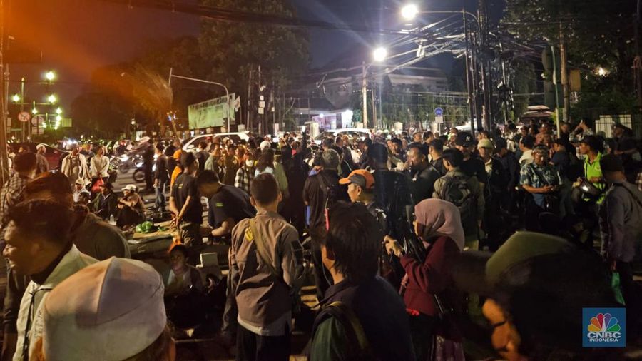 Masa demo masa ramai menjelang pengumuman pemilu 2024 ini di samping Kantor KPU, Jalan Imam Bonjol, Kecamatan Menteng, Jakarta Pusat, Rabu (20/3/2024). (CNBC Indonesia/Emir Yanwardhana)