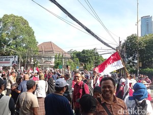 Massa Demo Jelang Pengumuman Hasil Pemilu di KPU Mulai Berdatangan