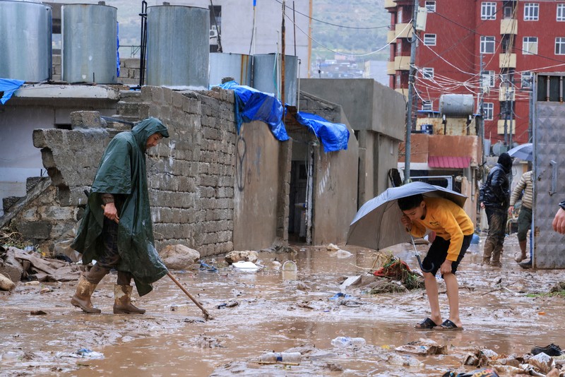 Pemandangan banjir yang melanda kota akibat hujan deras, di Duhok, Irak, 19 Maret 2024. (REUTERS/Ari Jalal)