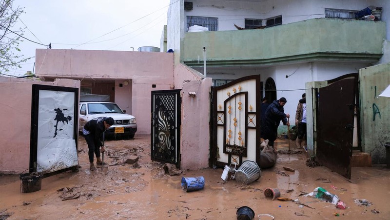 Pemandangan banjir yang melanda kota akibat hujan deras, di Duhok, Irak, 19 Maret 2024. (REUTERS/Ari Jalal)