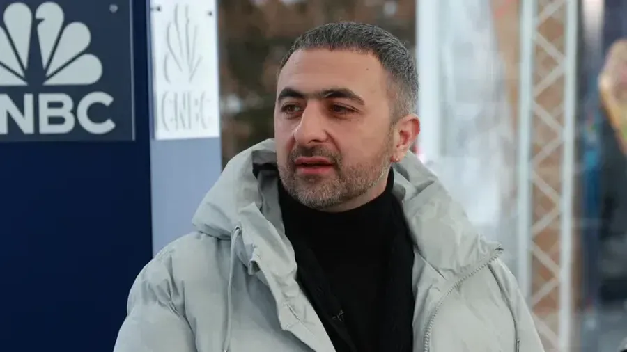 Mustafa Suleyman, Salah Satu Pendiri Inflection ai & DeepMind, saat berbicara di Squawk Box CNBC Internasional pada Pertemuan Tahunan Forum Ekonomi Dunia di Davos, Swiss pada 17 Januari 2024. (CNBC Internasional/Adam Galici)