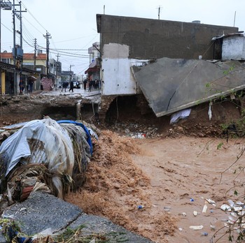 Potret Banjir Bandang Hantam Irak, Rumah Rusak-Jalan Putus
